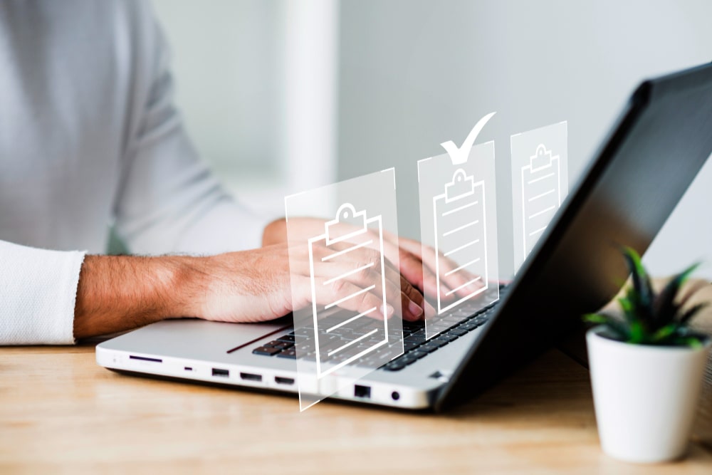 Laptop mit Checklisten-Symbolen – Auswahl einer Benannten Stelle für die Zertifizierung