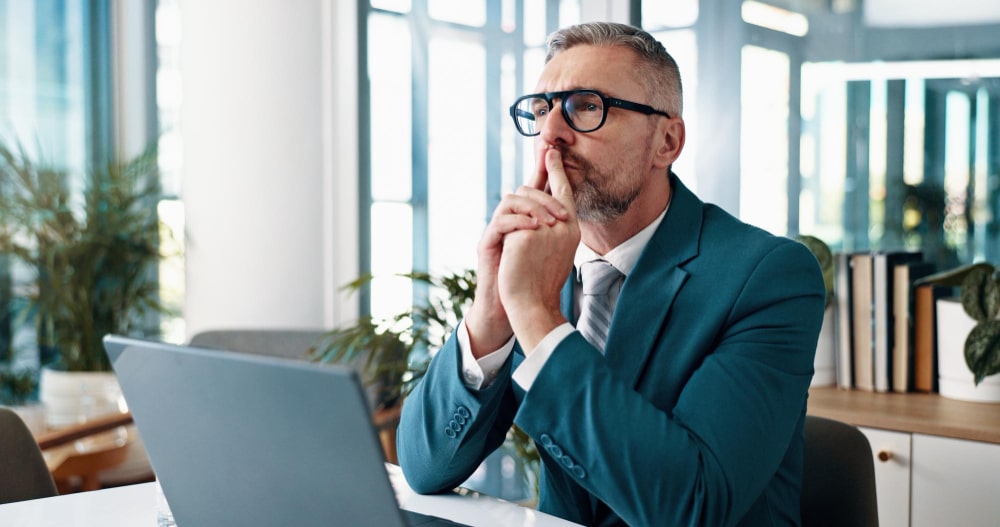 Person im Büro vor Laptop bei der strategischen Auswahl einer Benannten Stelle für Medizinprodukte-Zertifizierung